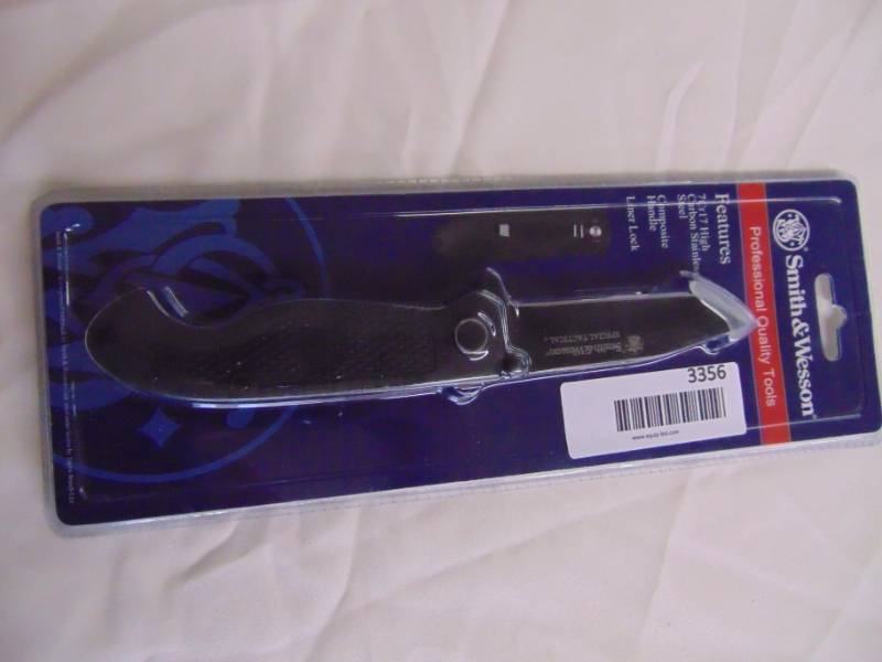 lot 3356 image: Smith and Wesson Pocket Knife - NIB&nbsp