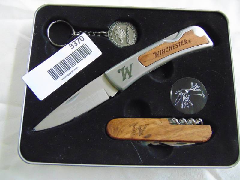 lot 3370 image: Winchester Collectors Knife Set in Tin - New