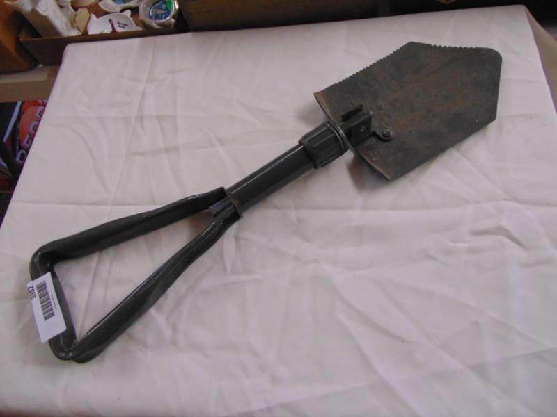 lot 3382 image: FOLDING ARMY SHOVEL