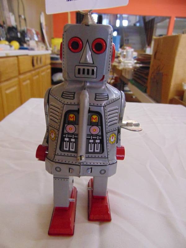 lot 3388 image: WIND UP ROBOT TOY GREAT WORKING CONDITION