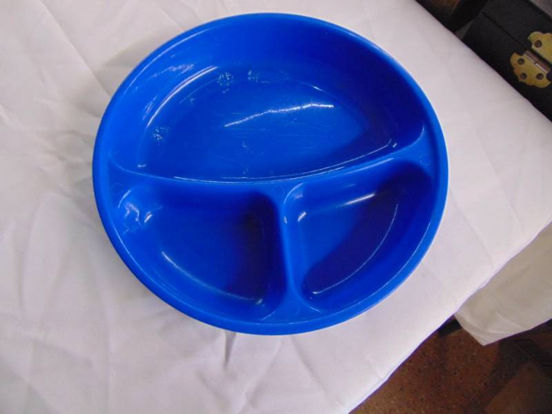 lot 3393 image: DIVIDED PLATES WITH LIDS- 4
