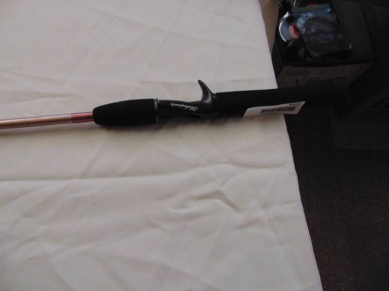 lot 3422 image: SHAKESPEARE MANTIS PINK FISHING POLE