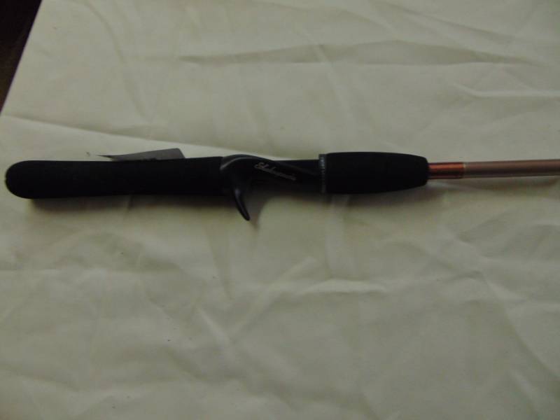 lot 3423 image: SHAKESPEARE MANTIS PINK FISHING POLE