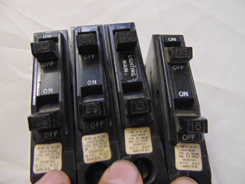 lot 3435 image: SQUARE D TANDEM BREAKERS