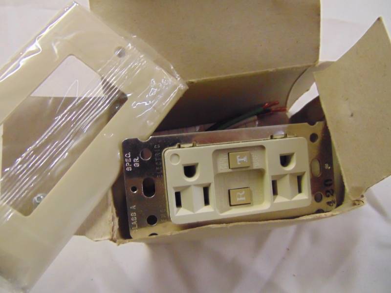 lot 3436 image: GE IVORY GFCI RECEPTACLE