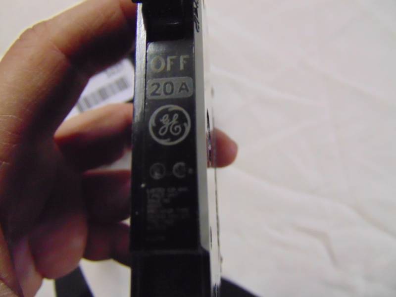 lot 3437 image: 10 TOTAL ---GE 20AMP BREAKERS