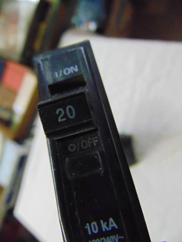 lot 3438 image: 4 TOTAL -- SQUARE D BREAKERS