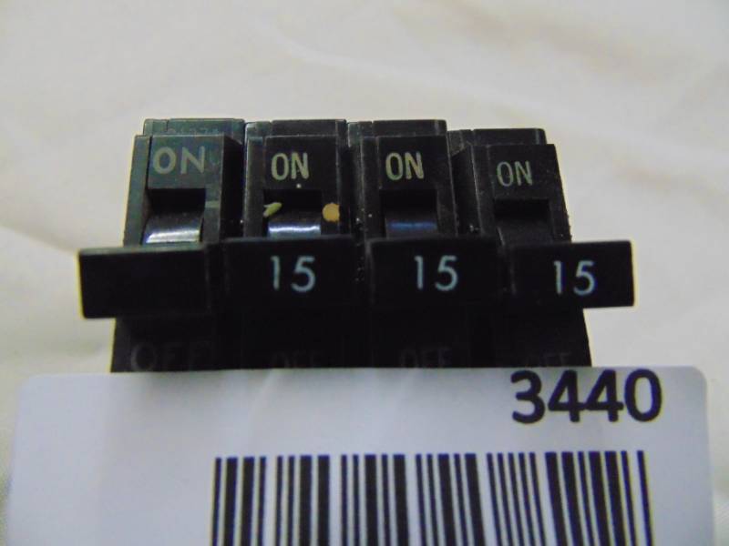 lot 3440 image: 4 TOTAL GE 15 AMP BREAKERS