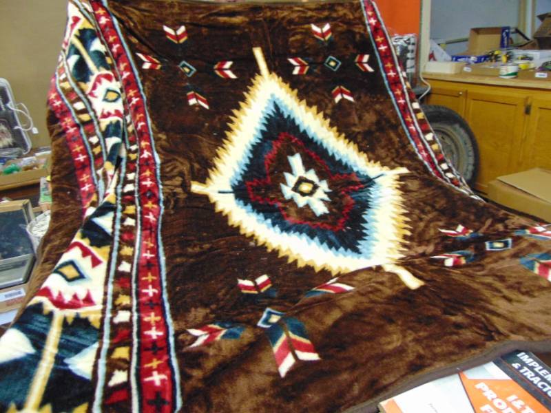 lot 3452 image: LUXURY PLUSH BLANKET SOUTHWESTERN DESIGN QUEEN -- NIP