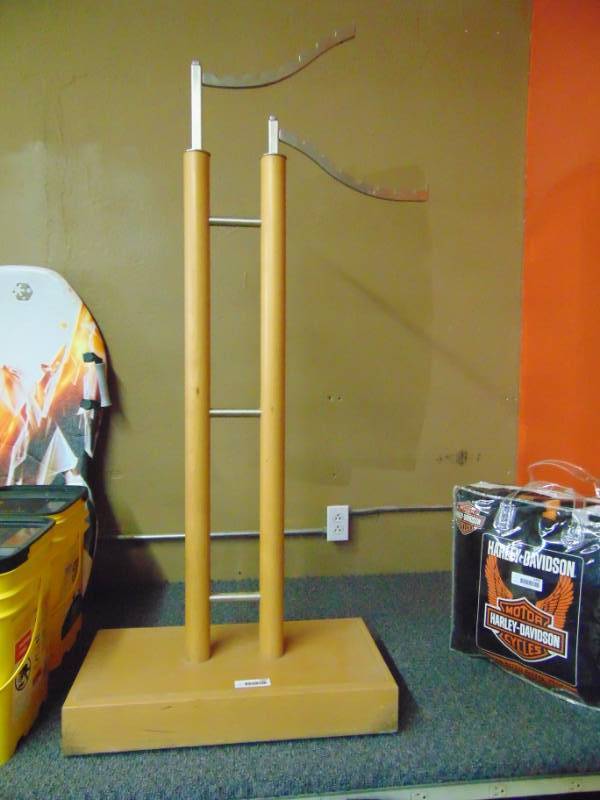 lot 3464 image: RETAIL CLOTHING RACK - ADJUSTABLE HIEGHT &amp DIRECTION