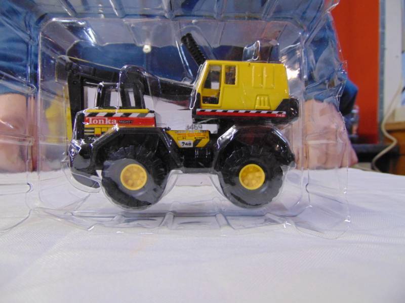 lot 3469 image: TONKA EXCAVATOR NIP