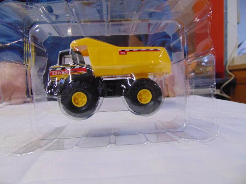 lot 3470 image: TONKA DUMP TRUCK NIP
