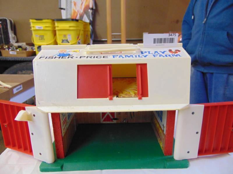 lot 3475 image: FISHER PRICE BARN