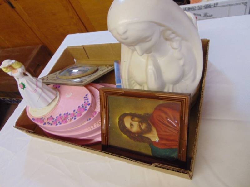lot 3479 image: MISC RELIGIOUS DECOR
