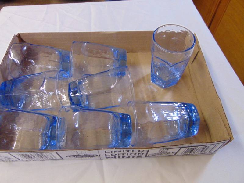 lot 3493 image: 8 BLUE JUICE GLASSES