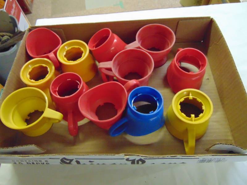 lot 3512 image: RED AND YELLOW DISPOSABLE CUP HOLDERS