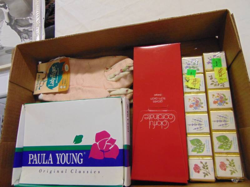 lot 3514 image: MISC LADY STUFF