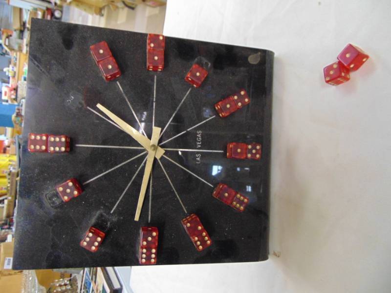 lot 3545 image: DICE CLOCK