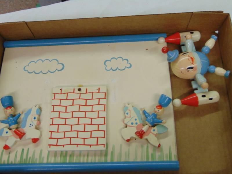 lot 3561 image: ANTIQUE HUMPTY DUMPTY LOT
