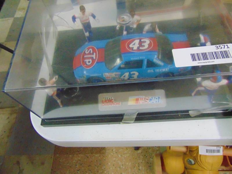 lot 3571 image: RICHARD PETTY NASCAR