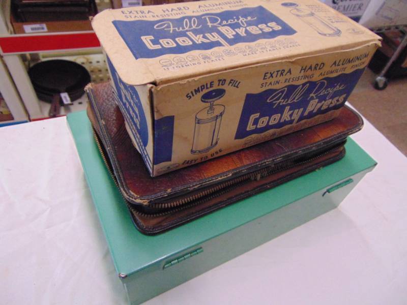 lot 3621 image: ANTIQUE BATHROOM LOT