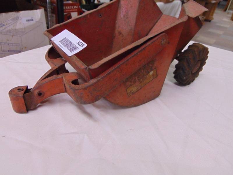 lot 3639 image: RED TILT TRAILER STRUCTO TRAILER