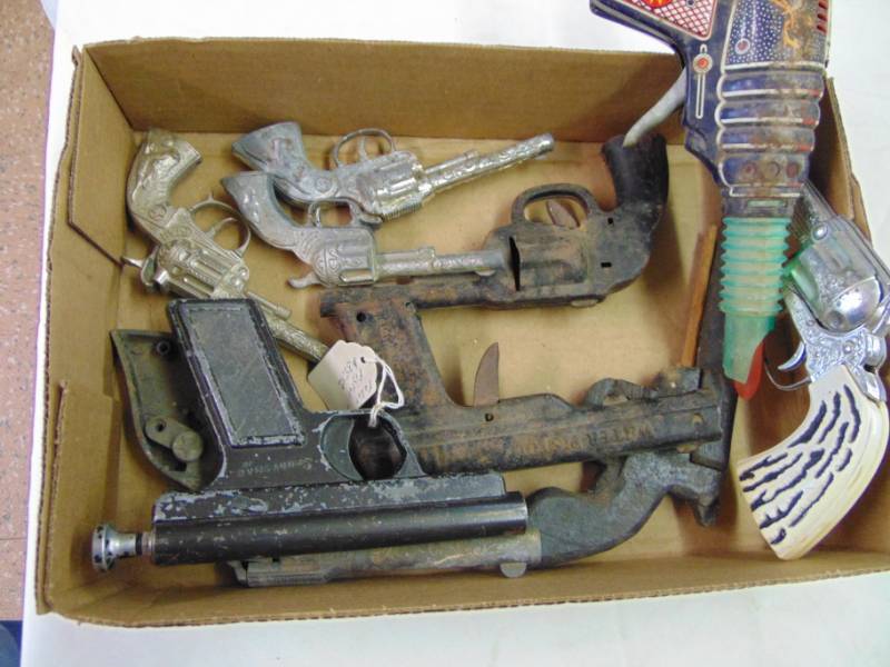 lot 3653 image: LOT OF TOY GUNS