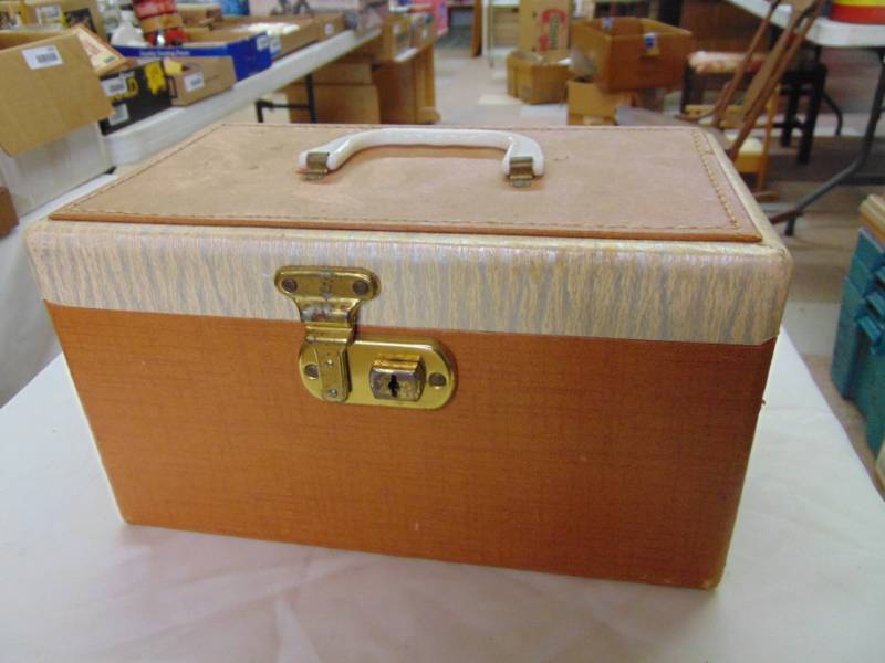 lot 3654 image: VINTAGE OVERNIGHT CASE