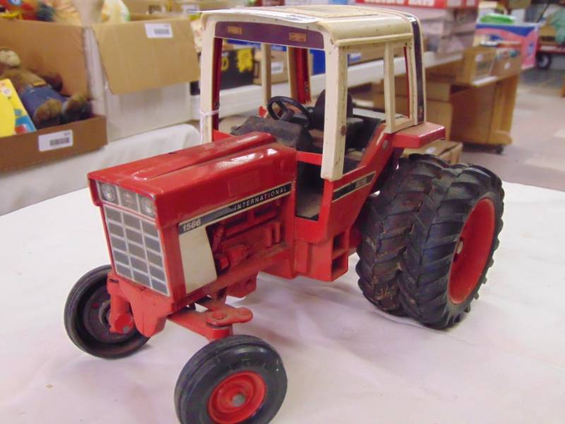 lot 3667 image: INTERNATIONAL TRACTOR