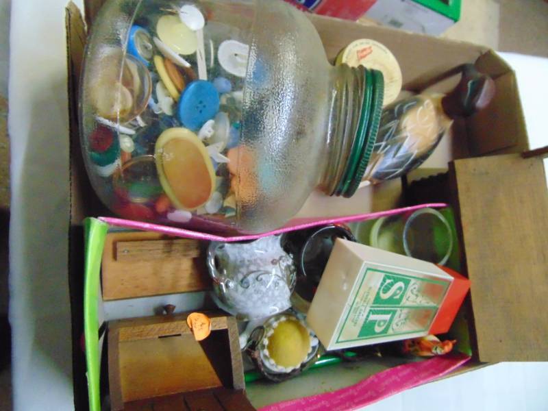 lot 3698 image: BUTTONS, MISC