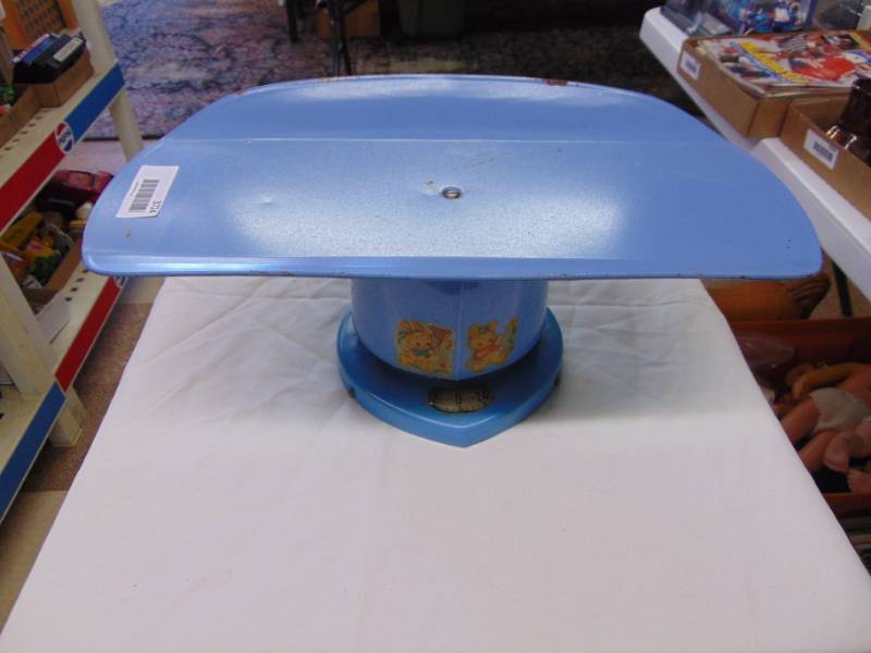 lot 3724 image: ANTIQUE BABY SCALE