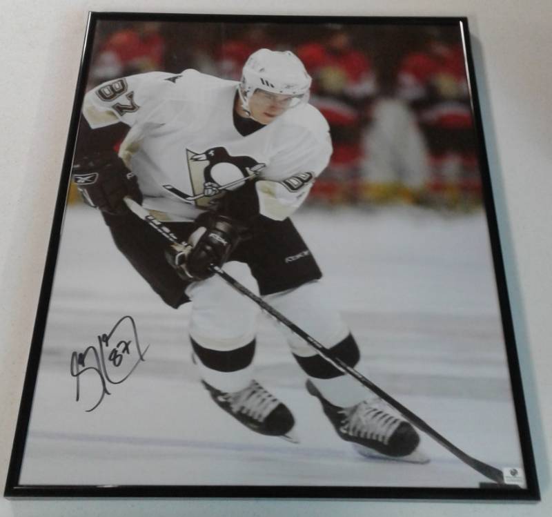 lot 1015 image: Framed & Signed Sidney Crosby 16x10 inch Photograph With Global Authentication and Certificate of Authenticity