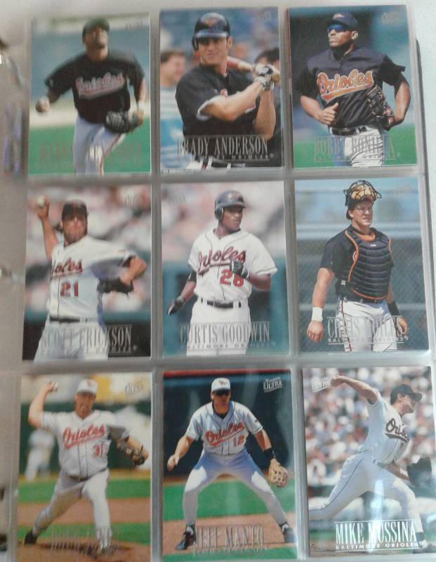 lot 1117 image: 1996 Fleer Ultra Complete Baseball Card Set 500 Cards with Mariano Rivera Rookie & Partial Gold Medallion Parallel Set in Nice Binder