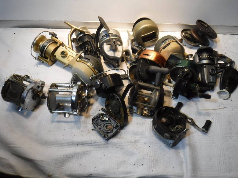 lot 1250 image: Mixed lot of reels #3 includes a pflueger rocket and a Century by Johnson- some for parts only see pictures