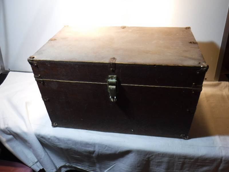 lot 1290 image: Wood crate trunk with peace sign on the inside lid