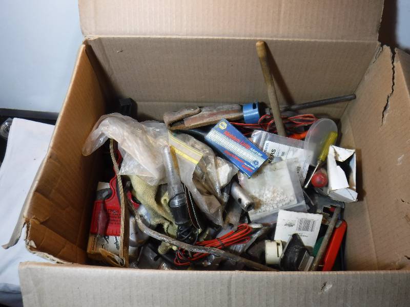 lot 1299 image: Mixed box full of goodies Tools and more in here