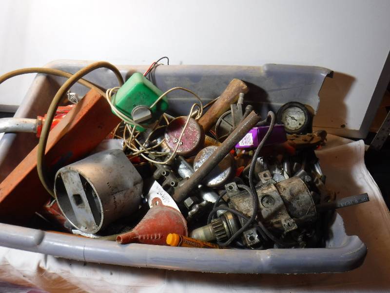lot 7355 image: Tin snips, sockets and all kinds of things in the tub