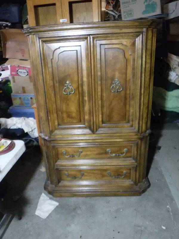 lot 7367 image: Great hutch Use it as an armoire or in the kitchen