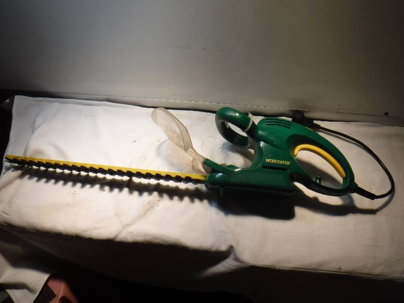 lot 7372 image: Weedeater brand electric hedge trimmer