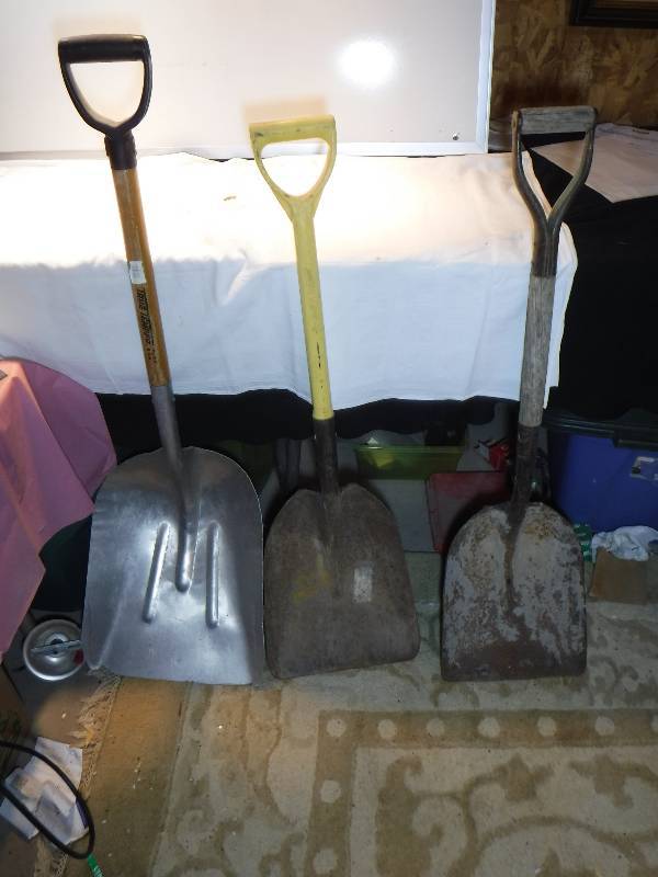 lot 7375 image: 3 scoop shovels