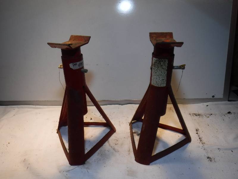 lot 7380 image: 2 jack stands
