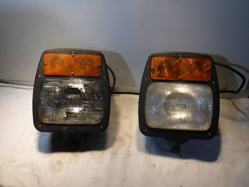 lot 7391 image: 2 signal stat light assemblies