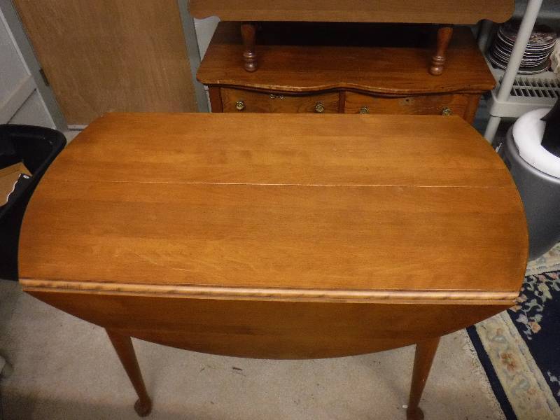 lot 7398 image: Round drop leaf table