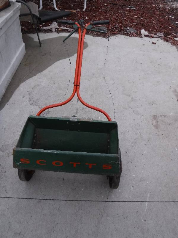 lot 7435 image: lawn spreader