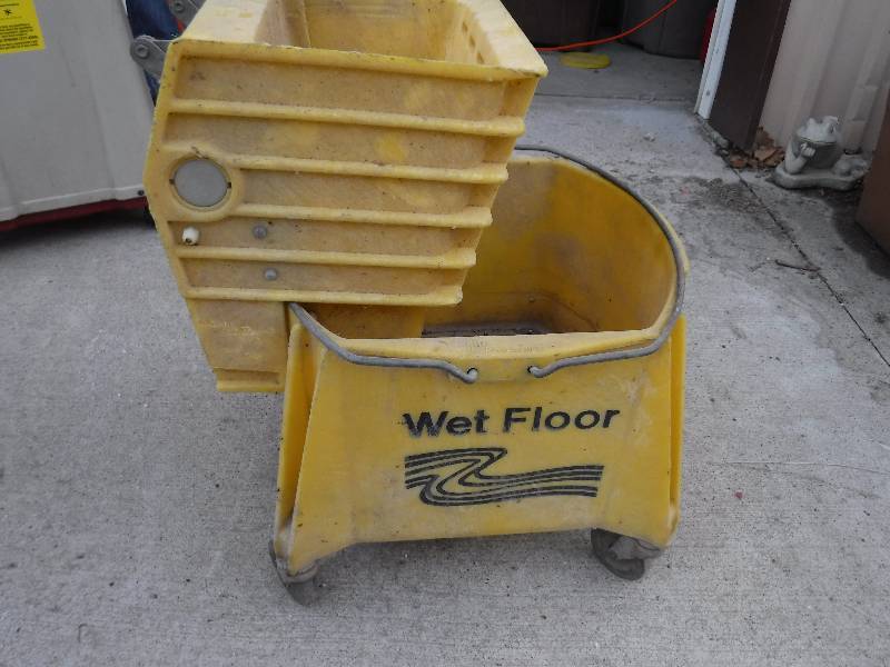lot 7444 image: mop bucket
