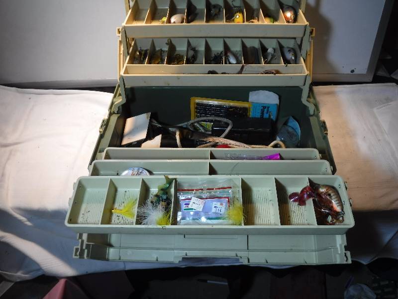 lot 7446 image: Fishing tackle and fillet knives- box included