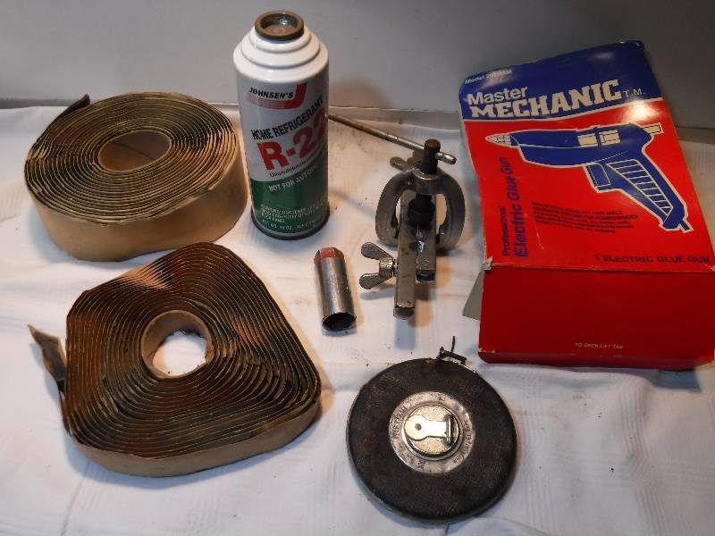 lot 7519 image: Misc shop items including master mechanic hot glue gun