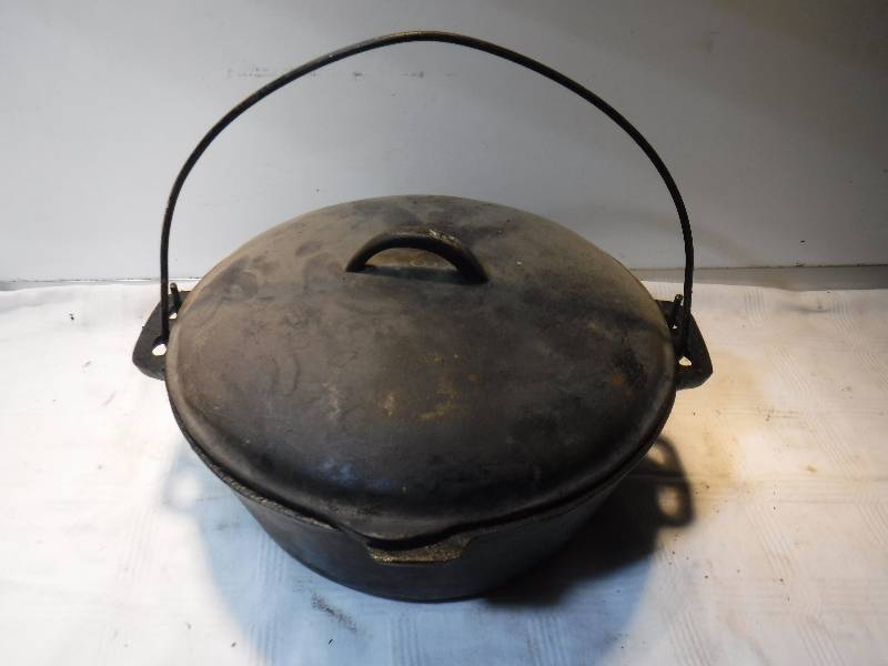 lot 7524 image: No 8 10 inch cast iron dutch oven with lid