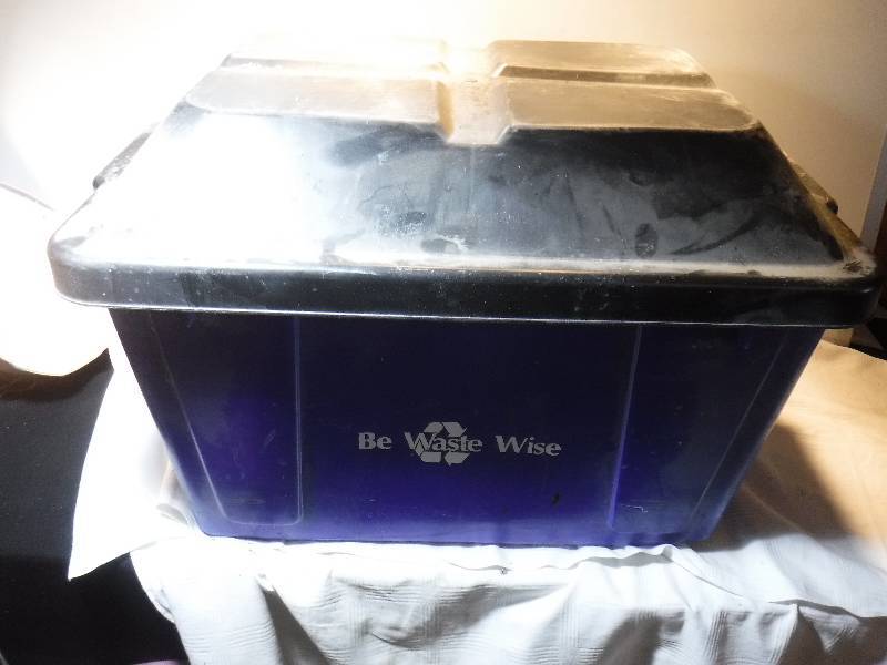 lot 7527 image: Tote full of light assemblies and wire ends