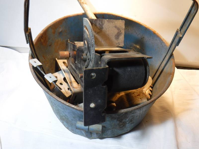 lot 7542 image: Metal bucket with contents including a saw blade and 58ths hitch pin